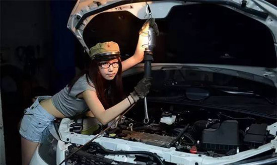 自驾路上车坏了 为什么都要打开引擎盖?