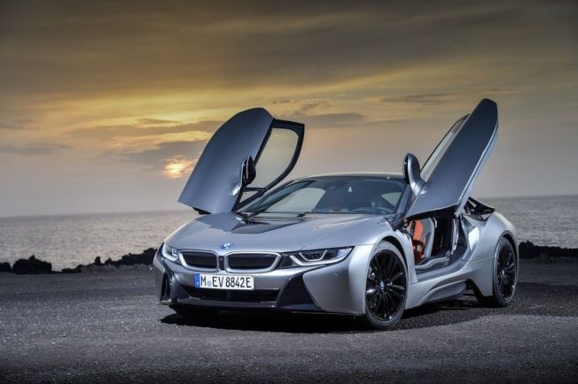 全新BMW i8 Roadster除了延续铡刀式车门外，其顶蓬是以电动软蓬作为设计。（摘自BMW）