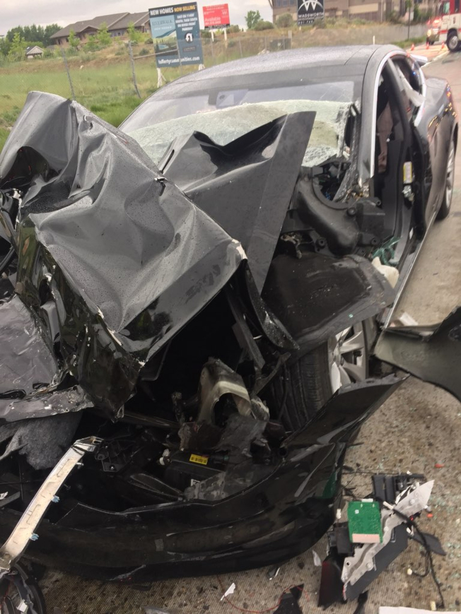 特斯拉自动驾驶车11日晚在犹他州发生撞车事故，造成车头毁损。(美联社)