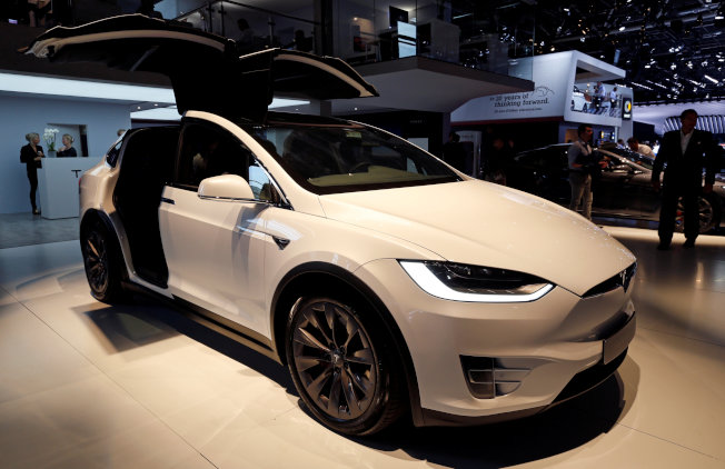 特斯拉在2015年发表Model X后，预定最快2020年下半年才开始生产Model Y，这是轻便版的SUV。图为Model X。(路透)
