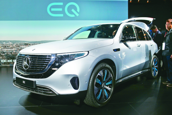 奔驰早前发表的电动车“EQC”，计画于2019年生产。(美联社)