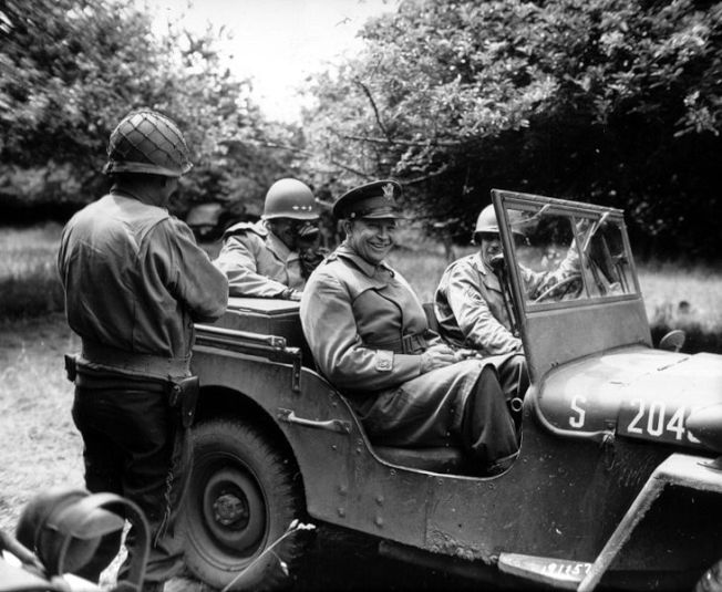Willys Jeep在二战中闯下名号,图为艾森豪将军坐在吉普车上出巡。(美国陆军)